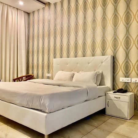 Hotel Hollywood Zirakpur Chandigarh - Family Hotel 外观 照片