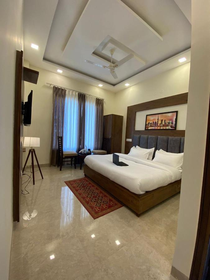 Hotel Hollywood Zirakpur Chandigarh - Family Hotel 外观 照片