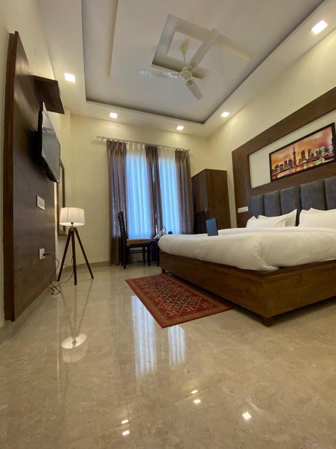 Hotel Hollywood Zirakpur Chandigarh - Family Hotel 外观 照片