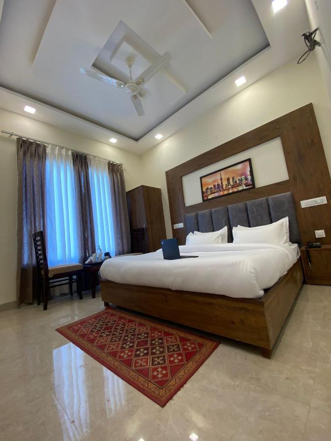 Hotel Hollywood Zirakpur Chandigarh - Family Hotel 外观 照片